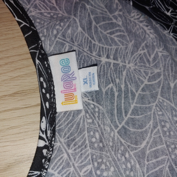 Lularoe black and white pattern tank - Picture 2 of 3